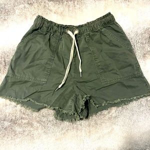 Cute linen drawstring shorts.